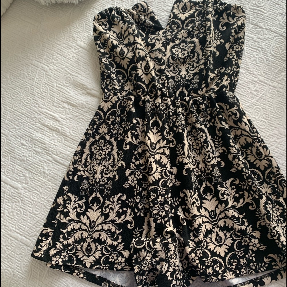 Strapless short jumper.